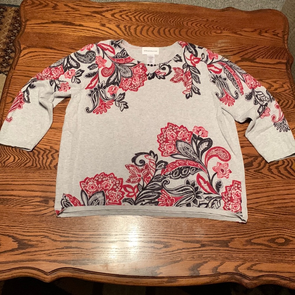 Alfred Dunner grey floral print sweater. Size L.